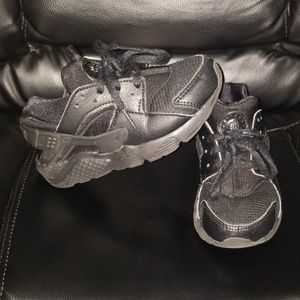 NIKE Black Huarache Sneaker (Size 11c)

🐃